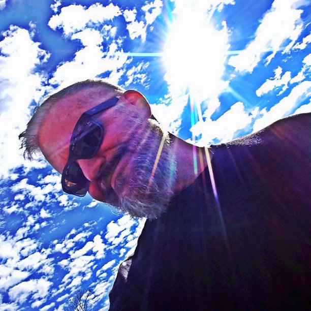 阳光明媚的人图片下载