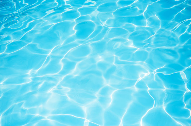 游泳池里美丽的波纹和蓝色的水面素材图片