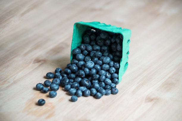 一篮蓝莓从容器里洒出来图片下载