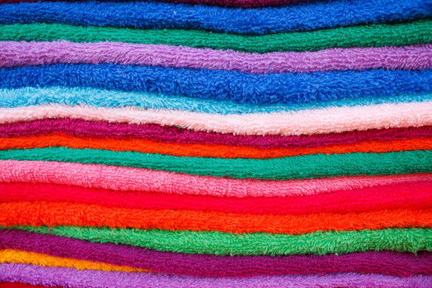用于水疗沙龙等场所的彩色毛巾图片下载