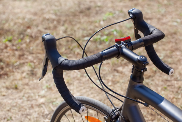 跟赛车，山地车在自然界的特写图片下载