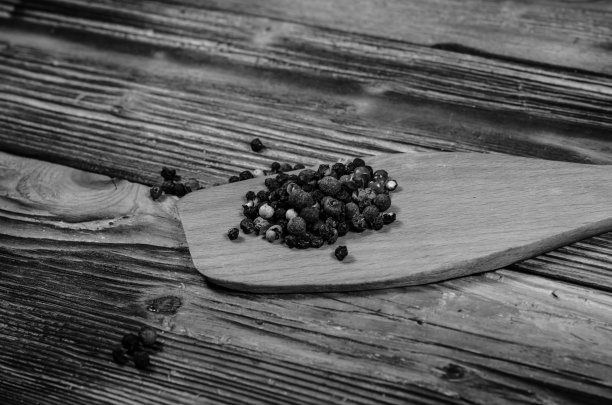 木桌上放着不同的香料图片下载