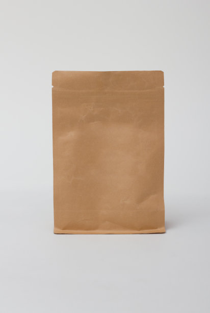 白色背景上孤立的纸袋。图片下载