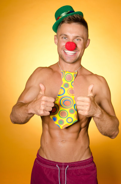 年轻性感的小丑。节日和微笑。图片下载