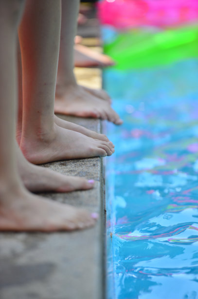 孩子和游泳池图片下载