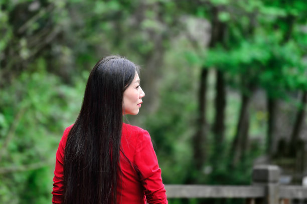 穿着红色衣服的女人身影，在户外图片下载