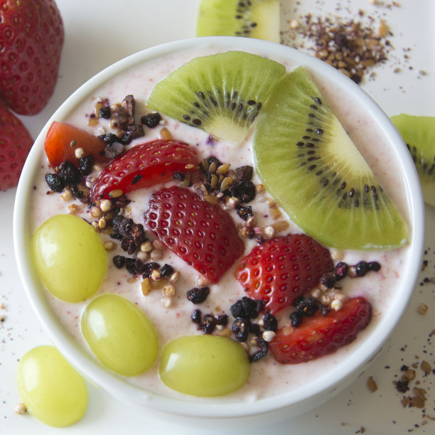 希腊草莓酸奶配新鲜草莓、猕猴桃和葡萄图片下载