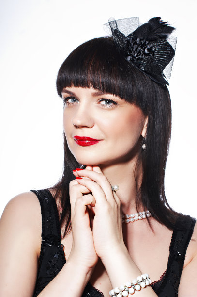 肖像微笑的黑发与白色珍珠图片下载