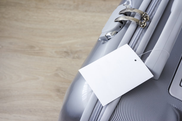 木地板上有空白标签的手提箱图片下载