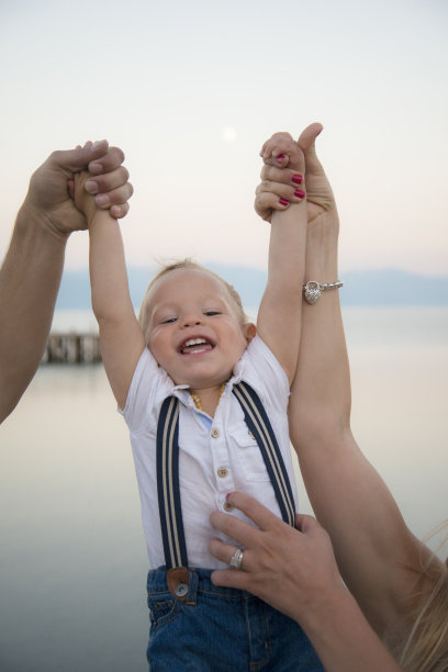 宝宝和爸爸妈妈玩得很开心图片下载
