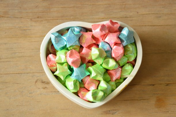 心形盒子里的彩色星星纸图片下载