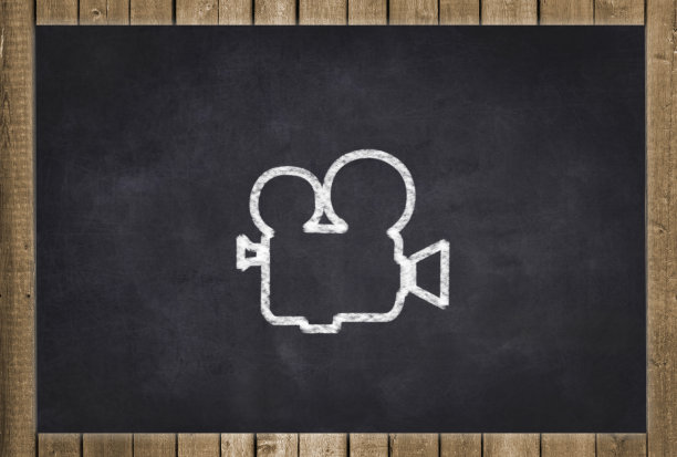 多媒体摄像机在黑色黑板上画画图片下载