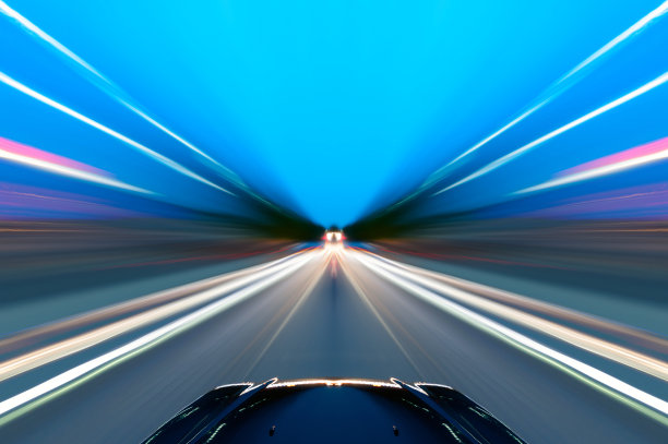 路上的汽车图片下载