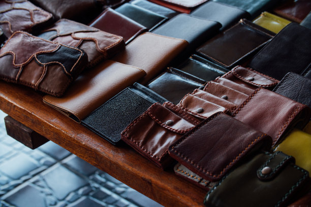 在家庭商店出售的手工皮革钱包图片下载