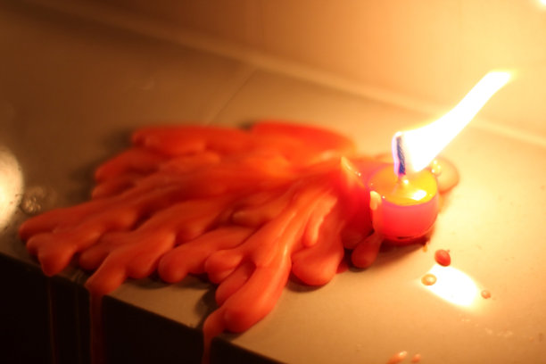 红烛在白色的桌子上融化。图片下载