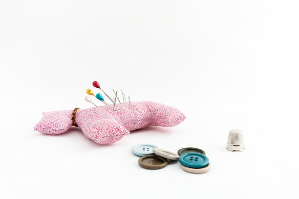 缝纫用具，剪刀，线，纽扣，隔离在白色的背面图片下载