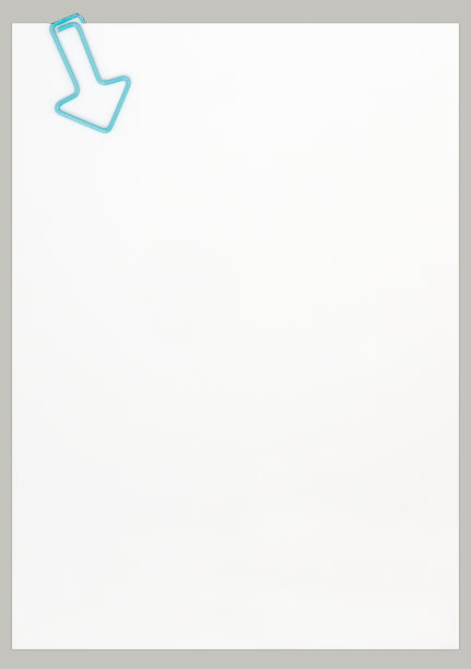 空白纸便条与蓝色订书钉图片下载