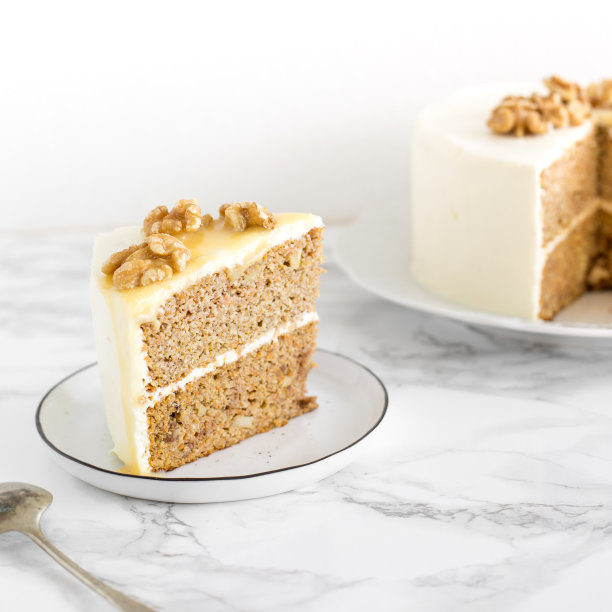 一块无糖无麸婚礼或生日蛋糕，咸焦糖和坚果，大理石背景。素食食品的概念图片下载