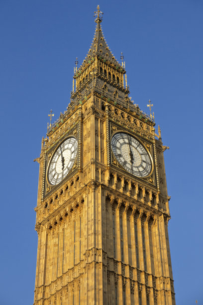 仰望着大本钟塔图片下载