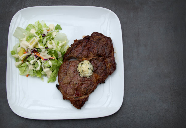肋眼牛排配香菜黄油配沙拉生酮餐图片下载