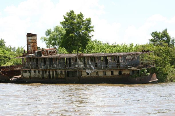 废弃的河船图片下载