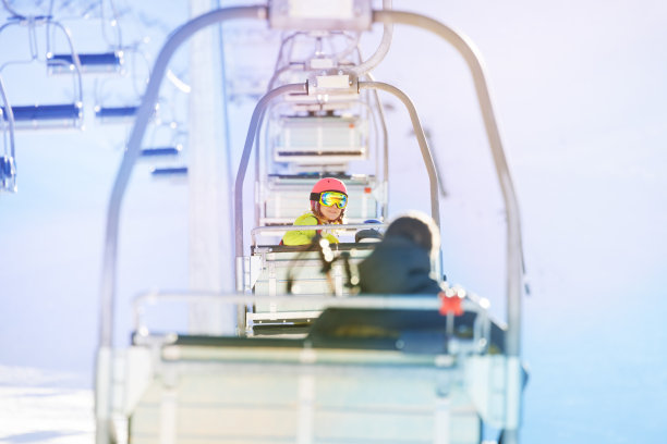 一名年轻女子在滑雪胜地的缆车上站起来图片下载