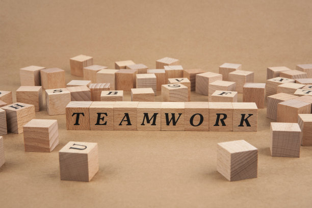 木质立方体的团队协作词图片下载