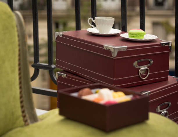 早上在巴黎的公寓里享用甜点和咖啡图片下载