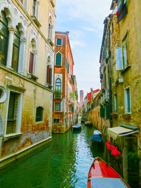 威尼斯运河的经典图片，船横跨运河图片下载