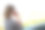 漂亮的女商人，穿着花式服装站在屋顶上，拿着文件夹和红杯子图片下载