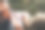 强壮的伐木工人穿着格子衬衫，手里拿着一把斧头正在森林里砍树图片下载