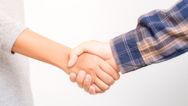 人们在白色背景上握手的特写图片下载