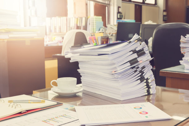 商业概念，办公桌上一堆未完成的文件，一堆商业文件，复古效果图片下载