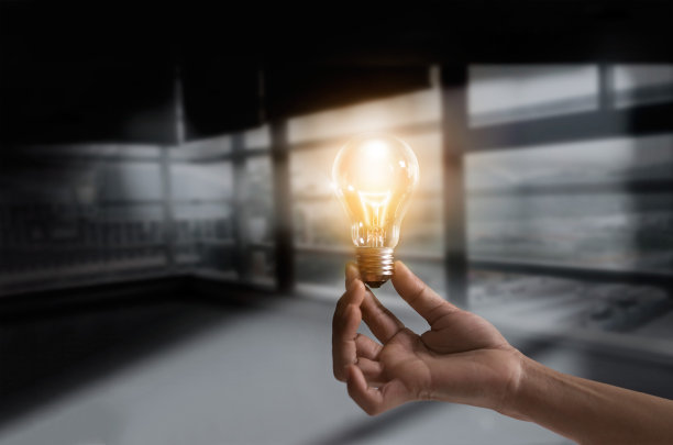商人抱着照明灯泡的概念为创意，创意灵感的概念创意图片下载