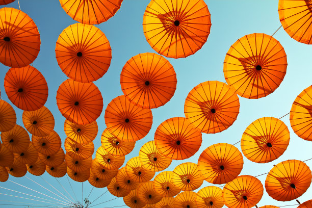 用带有天空背景的黄色雨伞装饰图片下载