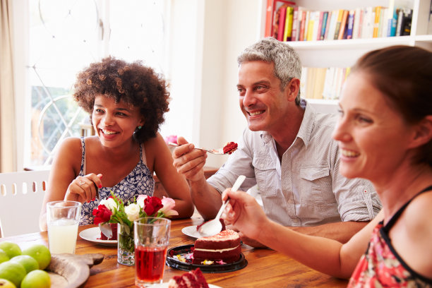 朋友们在宴会上坐在桌边聊天图片下载