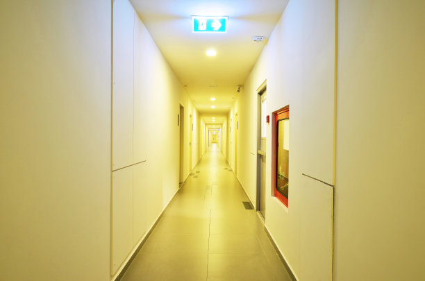 带标志的消防逃生门。图片下载