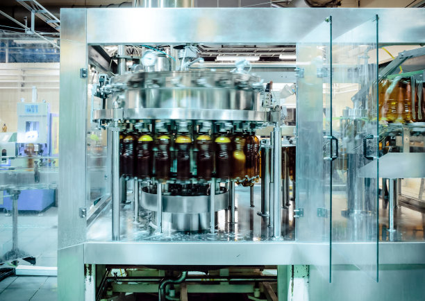 灌装机将啤酒倒入塑料PET瓶中图片下载