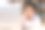 亚洲男孩坐在笔记本电脑前图片下载