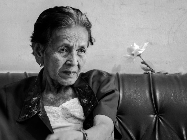 孤独的老女人(把Grain放在这张照片里加一张照片)图片下载