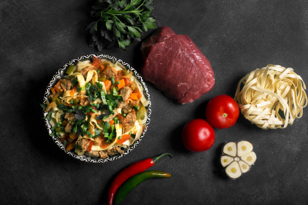 传统的亚洲蔬菜和肉类拉面图片下载