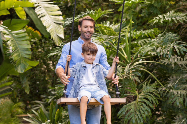 父亲摆动的儿子图片下载