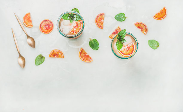 用玻璃杯自制血橙柠檬汁，拷贝空间素材图片