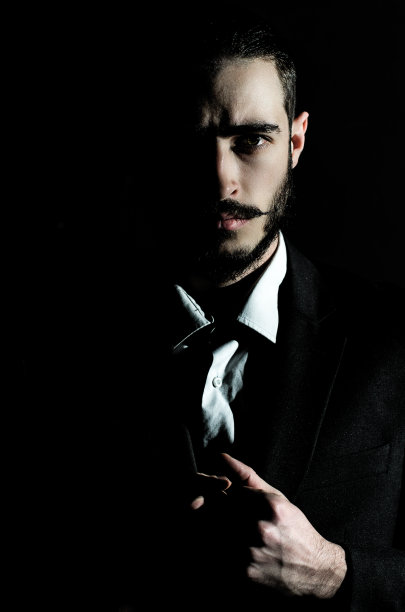 穿黑西装的男人图片下载