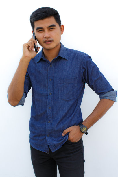 年轻人正在讲电话图片下载