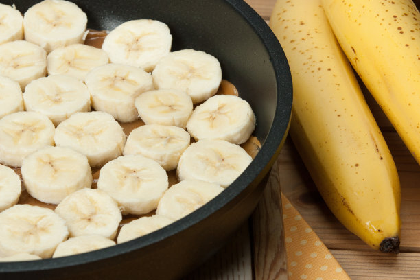 传统的自制香蕉焦糖派。法国蛋挞英国。烹饪过程。准备。图片下载