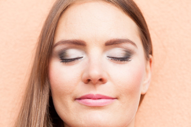 近距离的女人的脸与化妆。图片下载