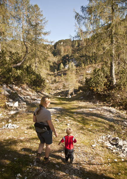 家人徒步旅行图片下载