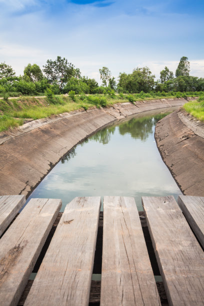 横跨运河的古老木桥图片下载