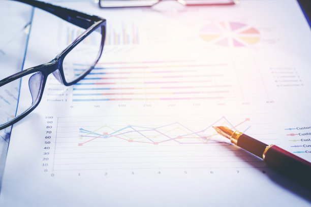 笔在桌上办公室的总结报告上。图片下载